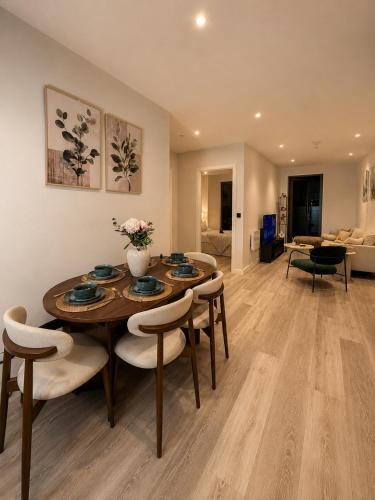 Luxury 1 bedroom apartment- Amazing city skyline views- free parking- pool table- city centre photo 11