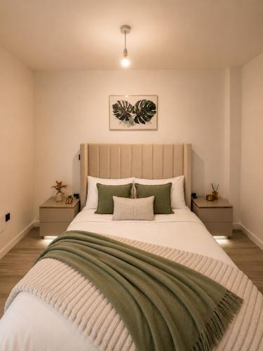 Luxury 1 bedroom apartment- Amazing city skyline views- free parking- pool table- city centre photo 8
