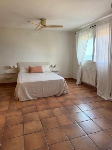 a bedroom with a bed and a tiled floor at Azul Calma in Vinarós