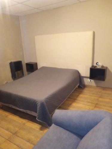 a bedroom with a bed in a room at Apart Trelew in Trelew