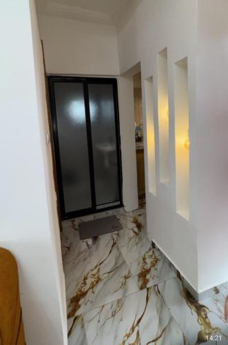 a room with a marble floor with a window at Angevita City1 in Edéa