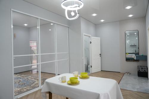 a white room with a table with yellow dishes on it at Mountain View in Türgen