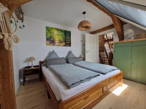 ein Schlafzimmer mit einem Bett und einem grünen Schrank in der Unterkunft Lale in Wustrow