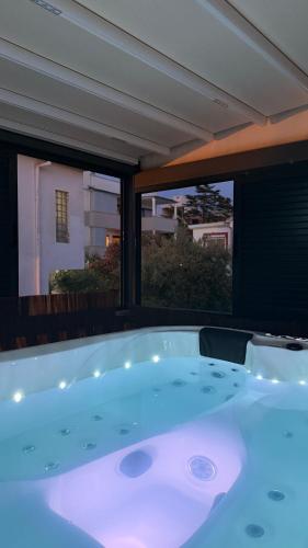 Apartment Paula with Private Jacuzzi and Parking- near the Beach