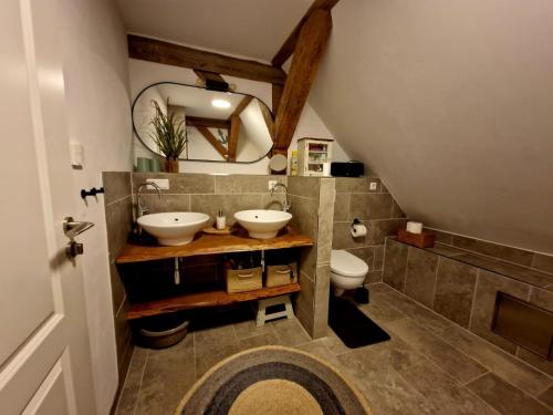 ein Badezimmer mit zwei Waschbecken und einer Toilette in der Unterkunft Lale in Wustrow