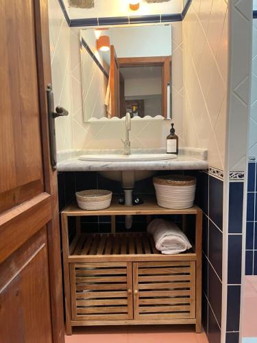 a bathroom with a sink and a mirror at Casita Drago in Santa Cruz de la Palma