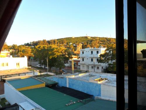 una ventana con vistas a un edificio en construcción en Lindas Vistas Apartment, en Piriápolis