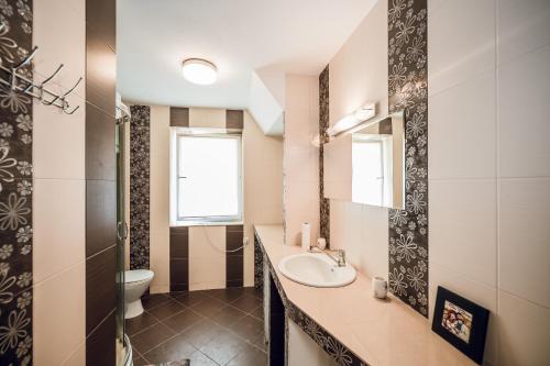 a bathroom with a sink and a toilet at Всім бобра in Pulʼmo