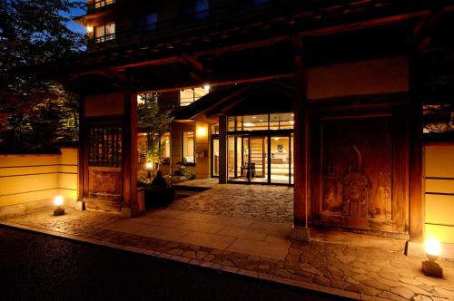 山ノ内町にある渋ホテルの夜間の灯りの入り口