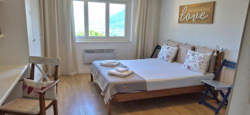 a small bedroom with a bed and a window at Casa Fery in Contra