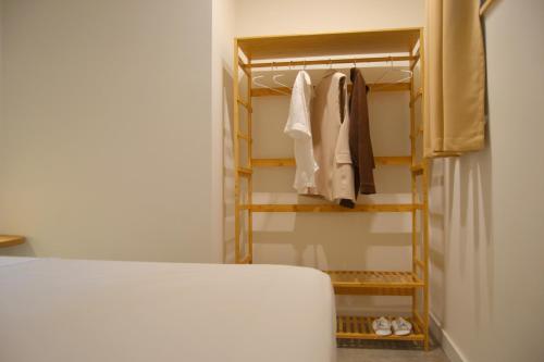a room with a closet with a clothes rack at AIXPE apartamentos boutique in Osma