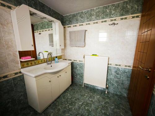 a bathroom with a sink and a mirror at Casa Marrone in Proskinitaí