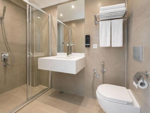 a bathroom with a sink and a toilet and a shower at Sahil Panorama Otel in Trabzon