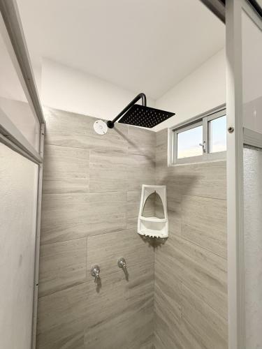 a bathroom with a shower with a bench on the wall at Casa Familiar a Pasos del Mar Playa y Felicidad in Manta