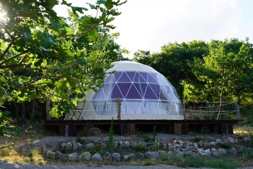 a dome house in the middle of a garden at glamping giardino museo a gisa in Petralia Sottana