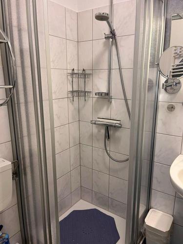 a bathroom with a shower and a sink at Ferienwohnung Möwenschiss - Haus Bake in Büsum