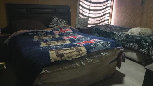 a bedroom with a bed with a quilt on it at Casa de campo in Colina