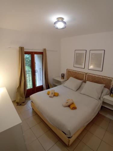 a bedroom with a bed with two towels on it at U muntagna Olmo in Olmo
