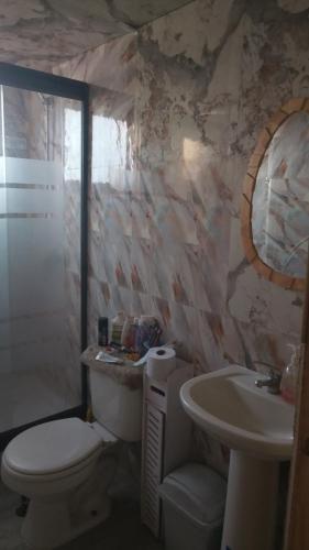 a bathroom with a toilet and a sink at Casa de campo in Colina
