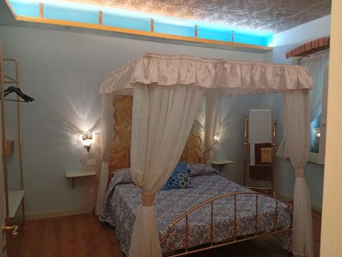 a bedroom with a bed with a canopy at I leoni di Montecchio in Castiglion Fiorentino