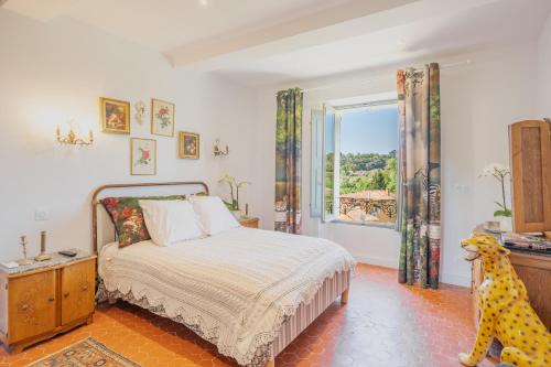 a bedroom with a bed and a window at Maison Aimé in La Motte