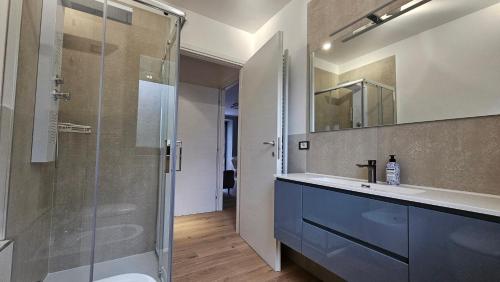 ein Badezimmer mit Glasdusche und Waschbecken in der Unterkunft La Ràndula in Balme