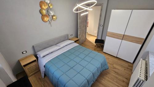 ein Schlafzimmer mit einem blauen Bett in einem Zimmer in der Unterkunft La Ràndula in Balme
