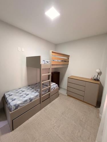 a bedroom with a bunk bed and a dresser at Apartamento Completo e confortável em Sinop Mt in Sinop