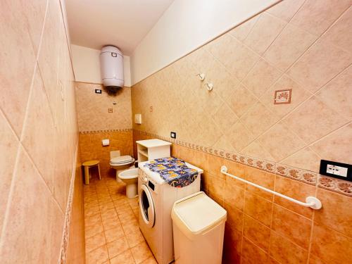 a small bathroom with two toilets and a sink at PELAGOS - Agenzia Immobilevante in Ponza