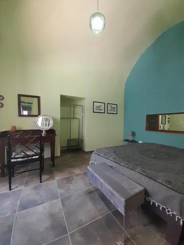 ein Schlafzimmer mit einem Bett, einer Bank und einem Tisch in der Unterkunft Lumie in Palermo