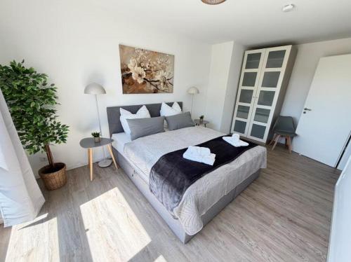 a bedroom with a large bed with two towels on it at RegioStyle-Gemuetliche-Wohnung-im-Schaalseepark in Zarrentin