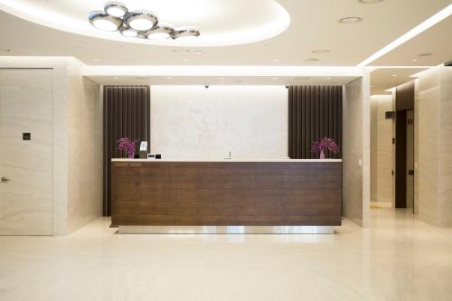 a lobby with a reception desk in a building at Arirang Hill Hotel Dongdaemun in Seoul