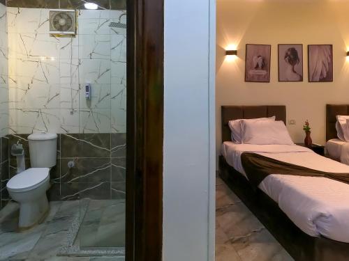 a bedroom with a toilet and a shower at Happy View INN in Giza