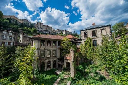 an old building in the middle of a city at A côté de la Gare in Thiers