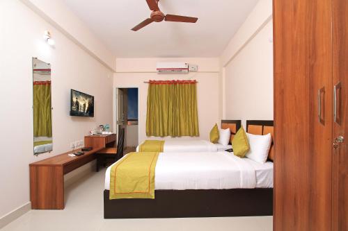 ein Schlafzimmer mit einem Bett und einer Decke in der Unterkunft Arra Grande Suites - Nearest Airport Hotels Bangalore in Devanhalli