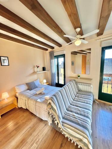 a bedroom with a bed and a ceiling fan at Apartamento en Plaza Mayor de Segovia in Segovia