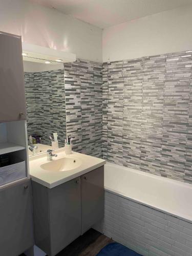 Secured residence apartment with swimming pool