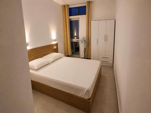 a bedroom with a large bed and a window at Apartamento Duplex Boa Vista in Sal Rei