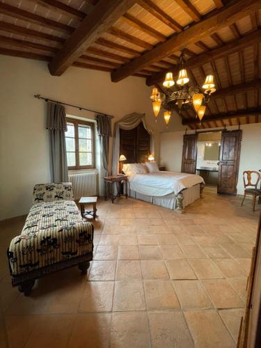 a large bedroom with a bed and a chandelier at Casa al Vento in Talla