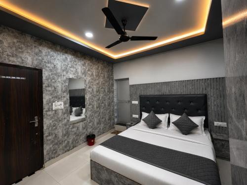 a bedroom with a bed and a ceiling fan at Hotel Jay Palace in Saraipāli