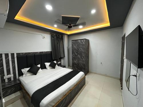 a bedroom with a large bed with a ceiling at Hotel Jay Palace in Saraipāli