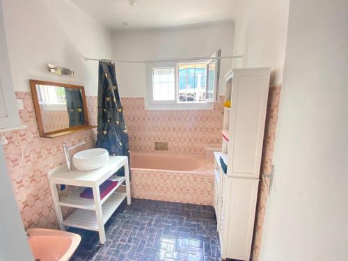 a bathroom with a sink and a bath tub at Villa Emeraude in Cagnes-sur-Mer