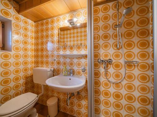a bathroom with a toilet and a sink and a shower at Das Bergnest Dorfglück in Söll