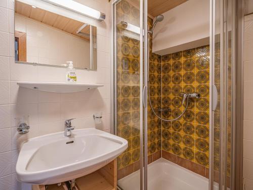 a bathroom with a sink and a shower at Das Bergnest Salvenblick in Söll