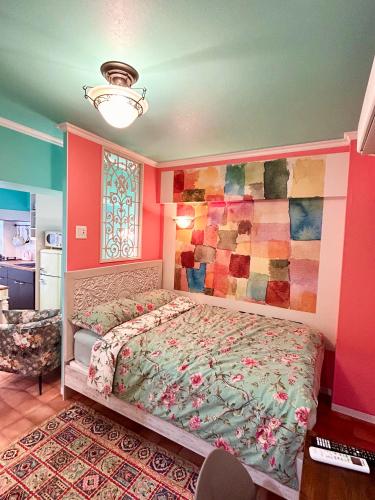 una camera da letto con un letto con una parete colorata di Flat 106 a Tokyo