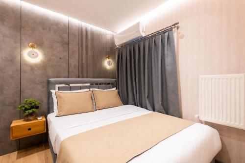 ein Schlafzimmer mit einem weißen Bett und einem Fenster in der Unterkunft The Revia Square Hotel in Istanbul