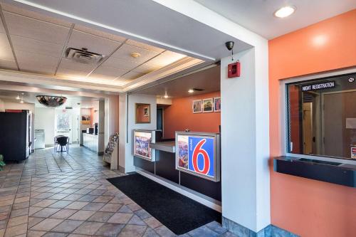 TV a/nebo společenská místnost v ubytování Motel 6-Terrell, TX