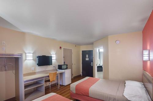 TV a/nebo společenská místnost v ubytování Motel 6-Terrell, TX