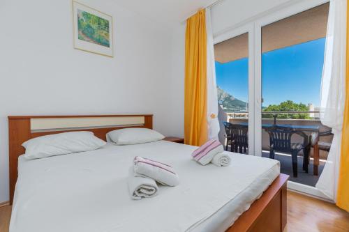 Apartments with parking space Omis - 25816