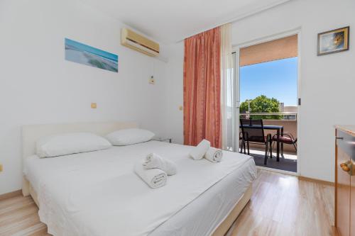 Apartments with parking space Omis - 25816